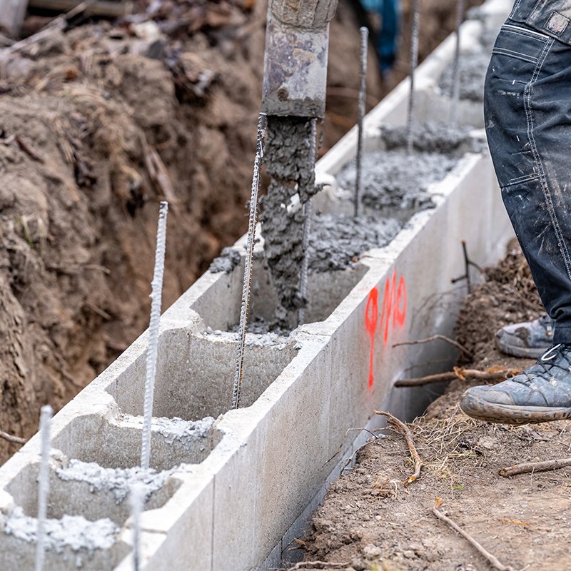 Concrete pouring with polypropylene fibers for improved crack control