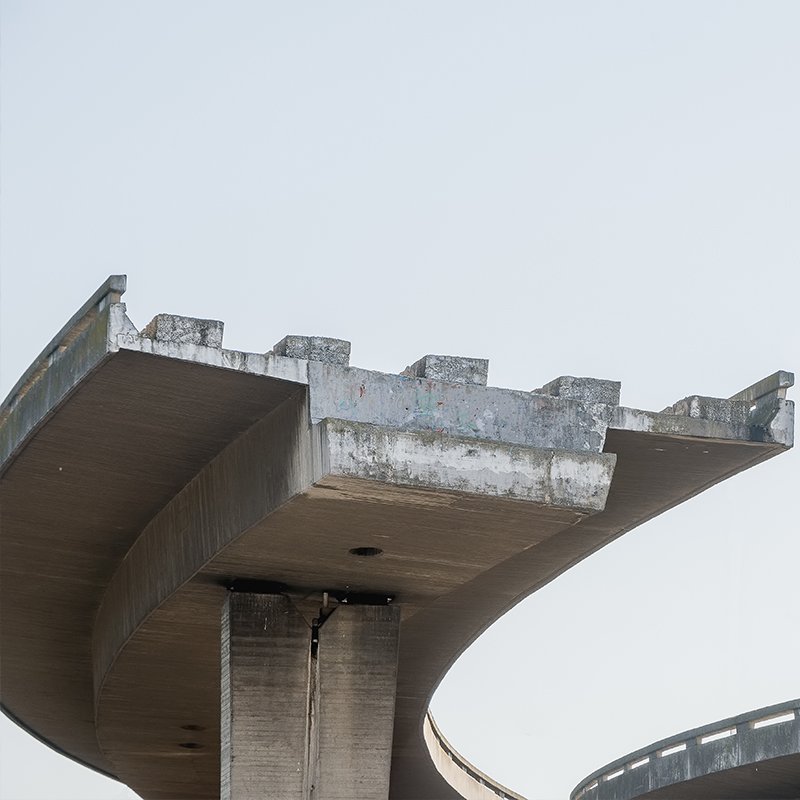 Bridge segment reinforced with synthetic fibers for long-span durability