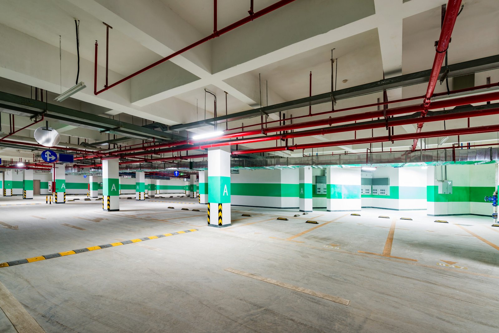 Garagem subterrânea com corredores de acesso e colunas de proteção, piso antiesmagamento