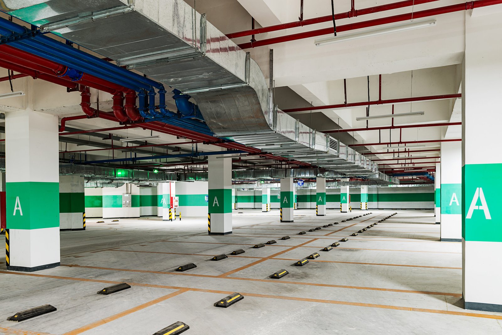 Plataforma de estacionamento com juntas de expansão e marcações de zona A, iluminação brilhante