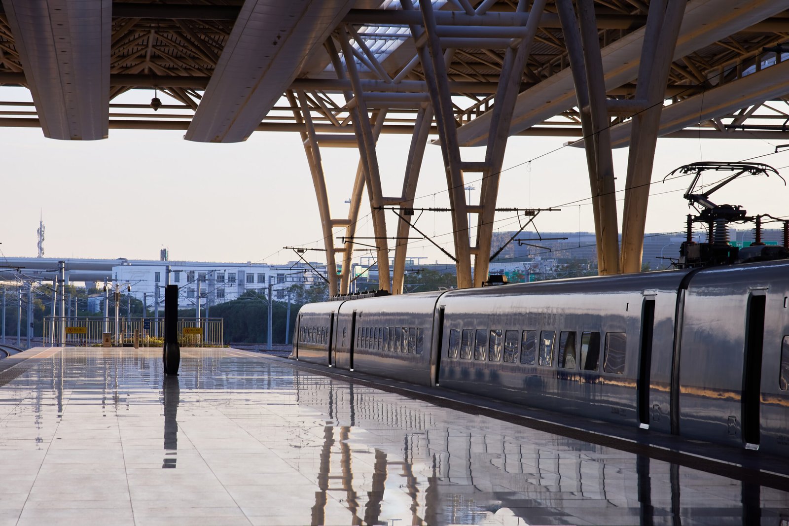 Yansıtıcı bitmiş beton yüzeyli platformda hızlı tren