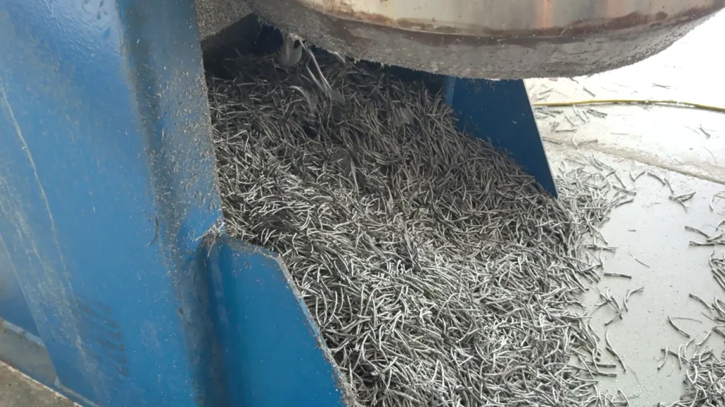 Ligne de production industrielle montrant l'extrusion de fibres de polypropylène et leur coupe en petites longueurs