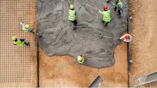 Béton normal prêt à l'emploi versé dans le coffrage d'une dalle de bâtiment typique