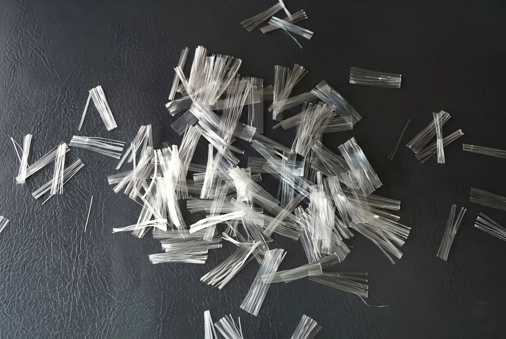 A bundle of fibrillated polypropylene fibers shows a net-like structure after it opens.