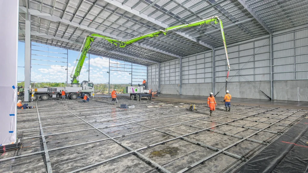Industrial floor slab using macro fibers as concrete reinforcement instead of traditional mesh