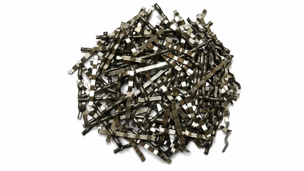 Fibras de chapa de aço cortadas, utilizadas no reforço de concreto para melhorar a resistência a fissuras e a tenacidade.